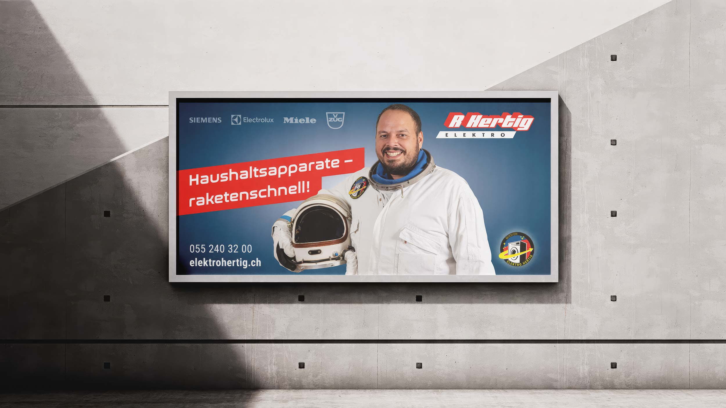 Plakat Kampagne «Mission Start» von Elektro Hertig: Montage-Mitarbeiter im Astronautenanzug, Motiv 1