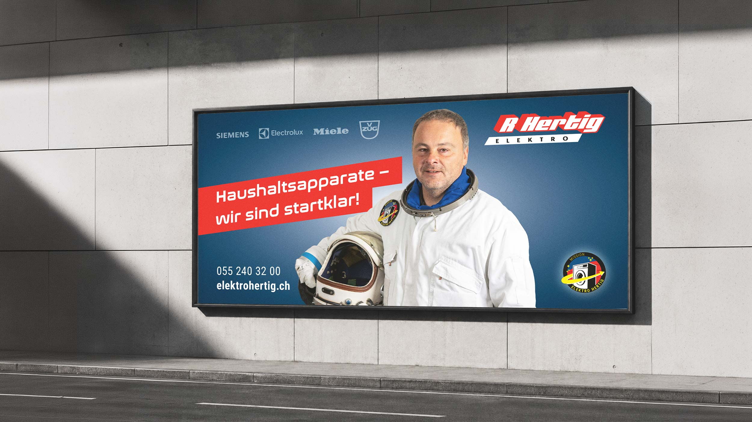 Plakat Kampagne «Mission Start» von Elektro Hertig: Lieferung- und Montage-Mitarbeiter im Astronautenanzug, Motiv 3