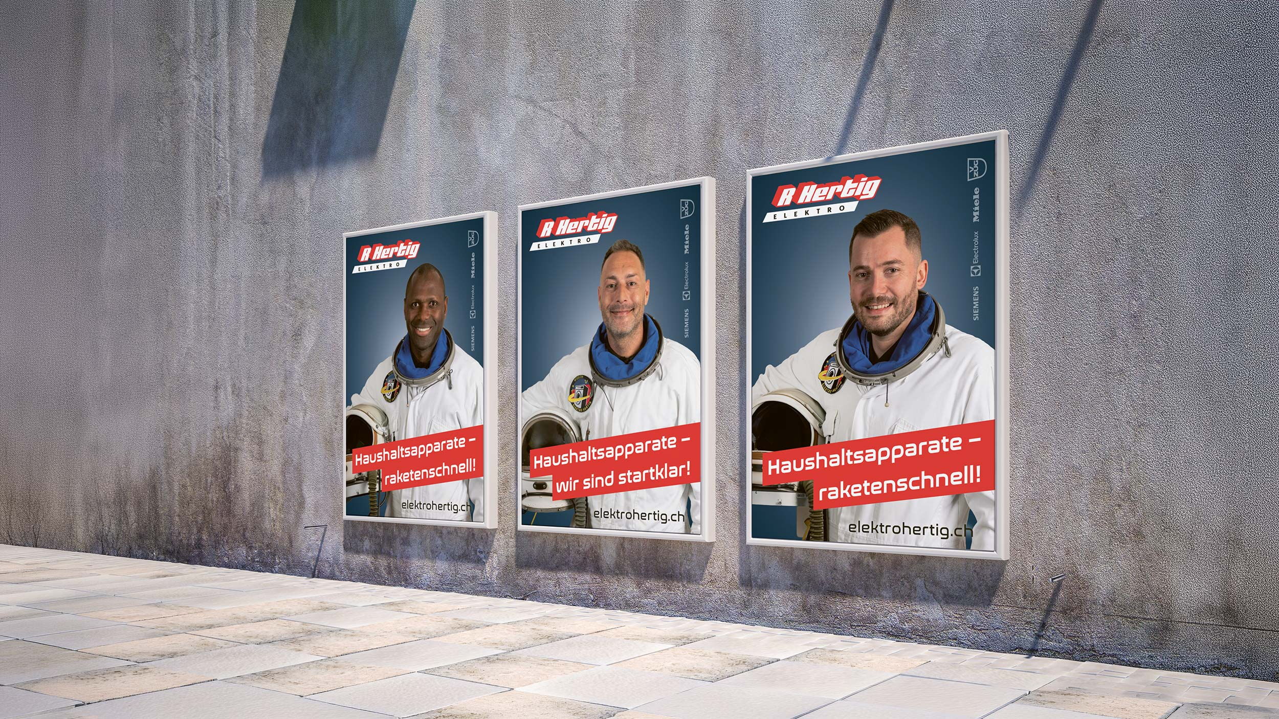 Plakat Kampagne «Mission Start» von Elektro Hertig: Montage-Mitarbeiter im Astronautenanzug, Motiv 2